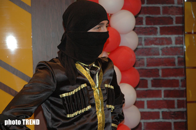 "Террористы - ниндзя", китайцы и африканцы захватили телеведущего в еврейской шапочке (фотосессия)